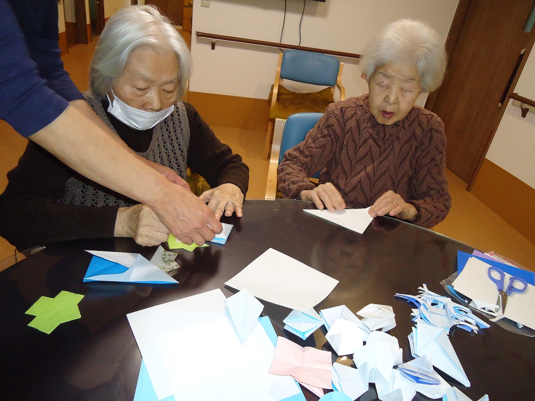 4月19日「レクリエーション～折り紙～」